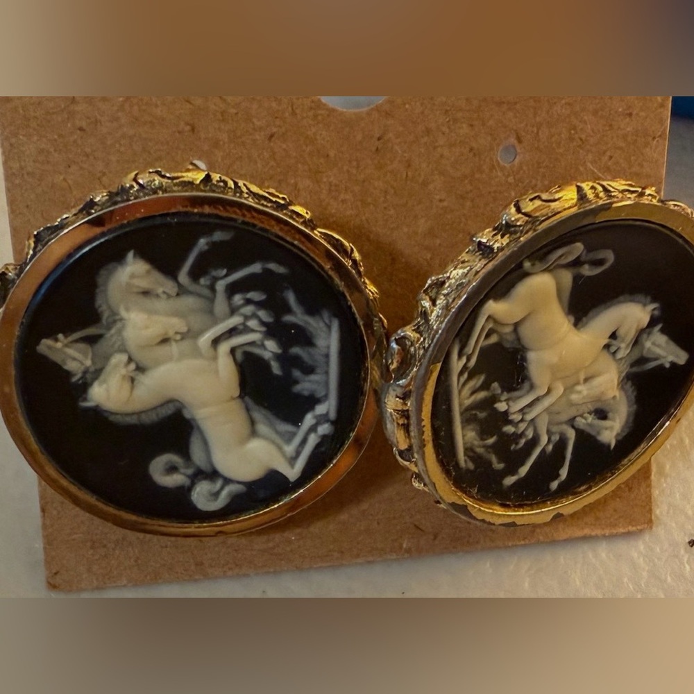 🐎 Vintage Cameo Cufflinks Gold Tone Black Intaglio Mythical Horse Pegasus Design